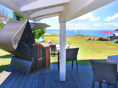 Strandkorb und Gartenmöbel unter Ferienhaus-Vordach
