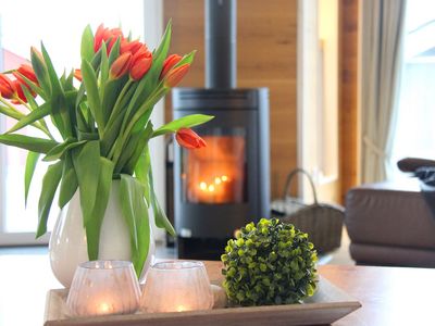 Vordergrund Tulpenvase und Deko, Hintergrund Ofen