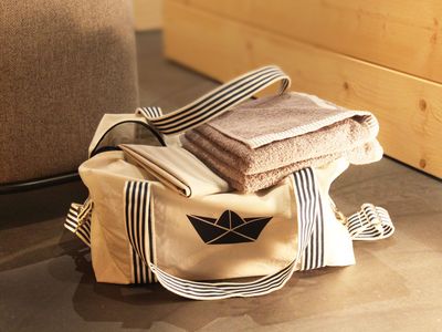 Tasche mit Handtüchern und Sauna-Tüchern