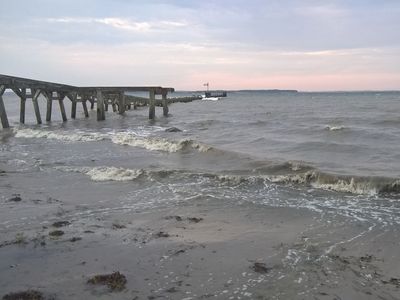 Ostsee mit Wellengang, Hintergrund alte Landungsbrücke