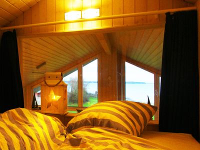 Schlafloft Ferienhaus Esbjerg mit Kissen, Decken, Beistelllampe und Vorhängen