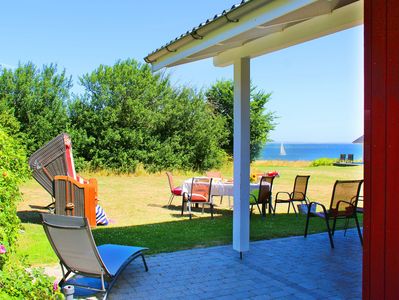 Gartenmöbel unter Ferienhaus-Vordach