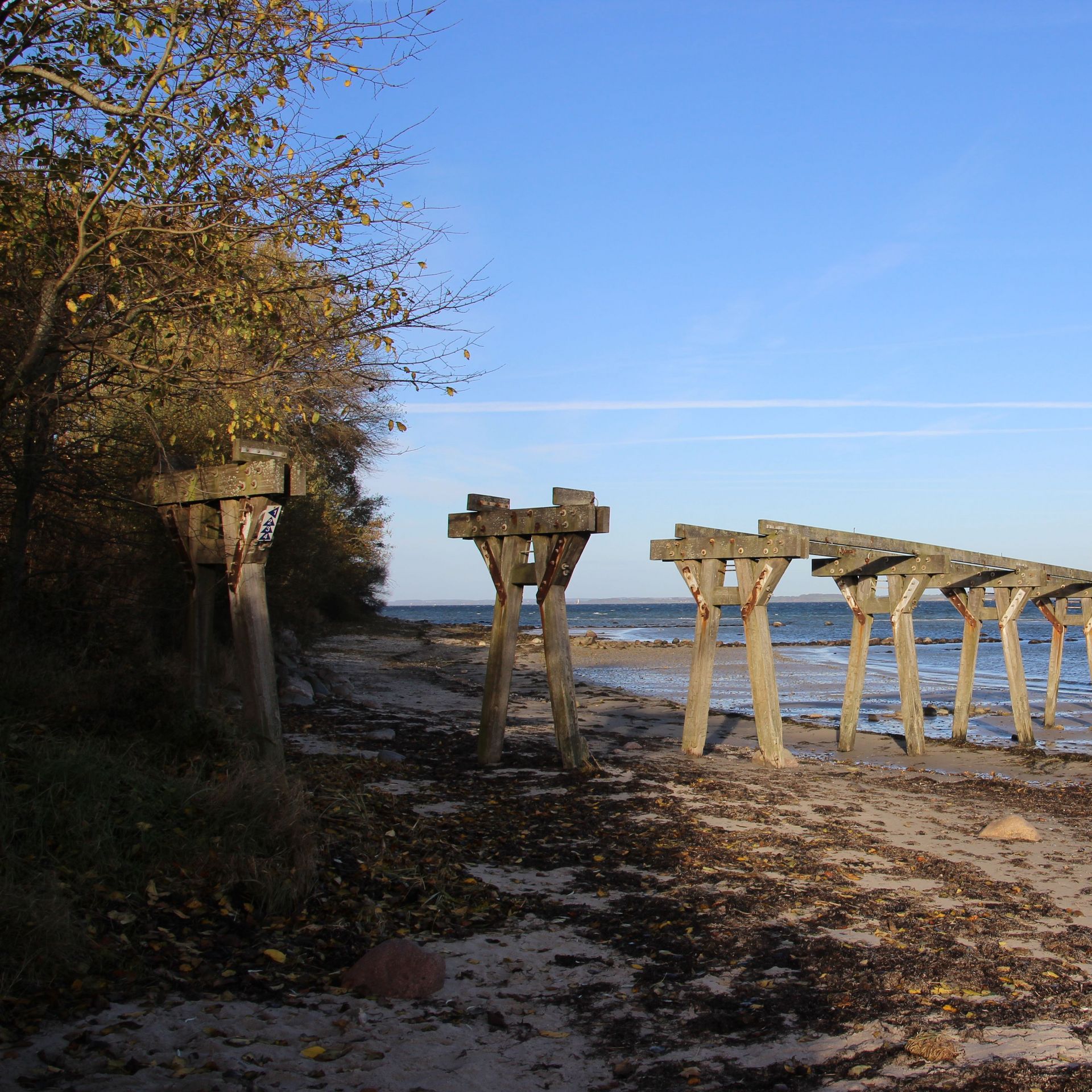 Alte Landungsbrücke, halb im Schatten, blauer Himmel
