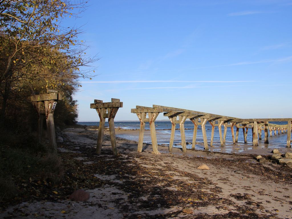Alte Landungsbrücke, halb im Schatten, blauer Himmel