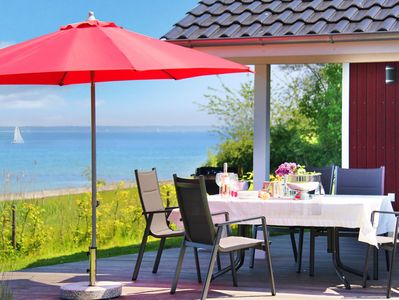 Sonnenschirm und Gartenmöbel unter Ferienhaus-Vordach