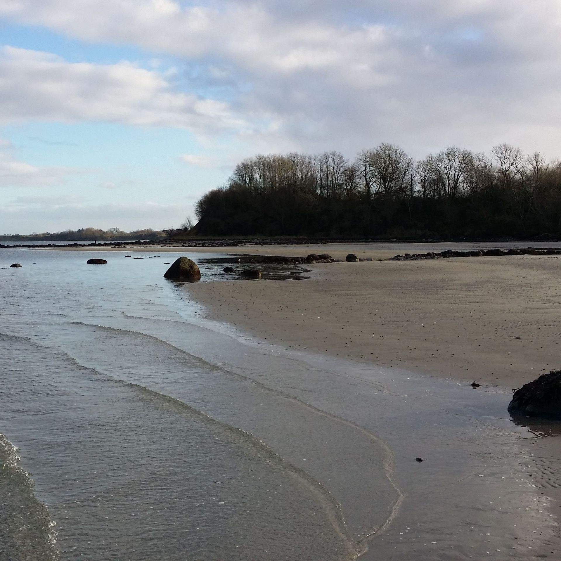 flache, sanfte Wellen schwappen an Ostseestrand