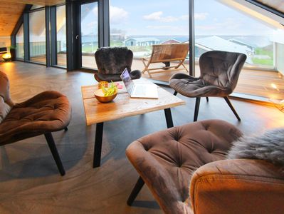 Relax-Ecke mit Tisch und gemütlichen Stühlen im Ferienhaus Vajle