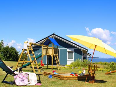 Spielplatz und Sonnenschirm vor Ferienhaus Skagen